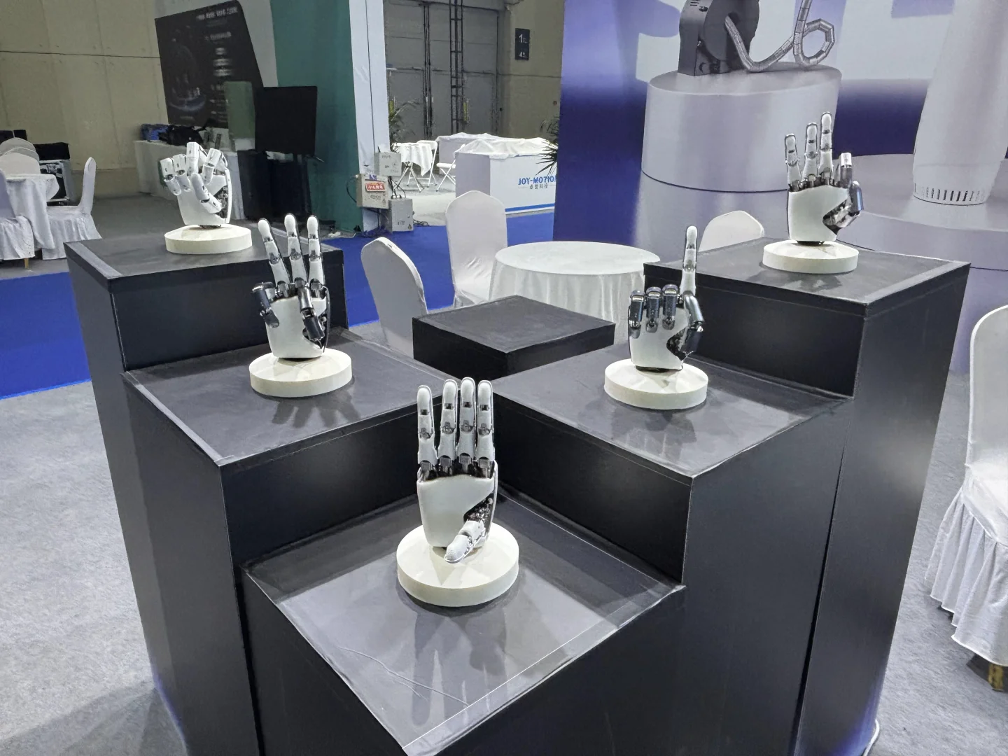 智能制造大会里的 “未来手” 也太酷了吧！