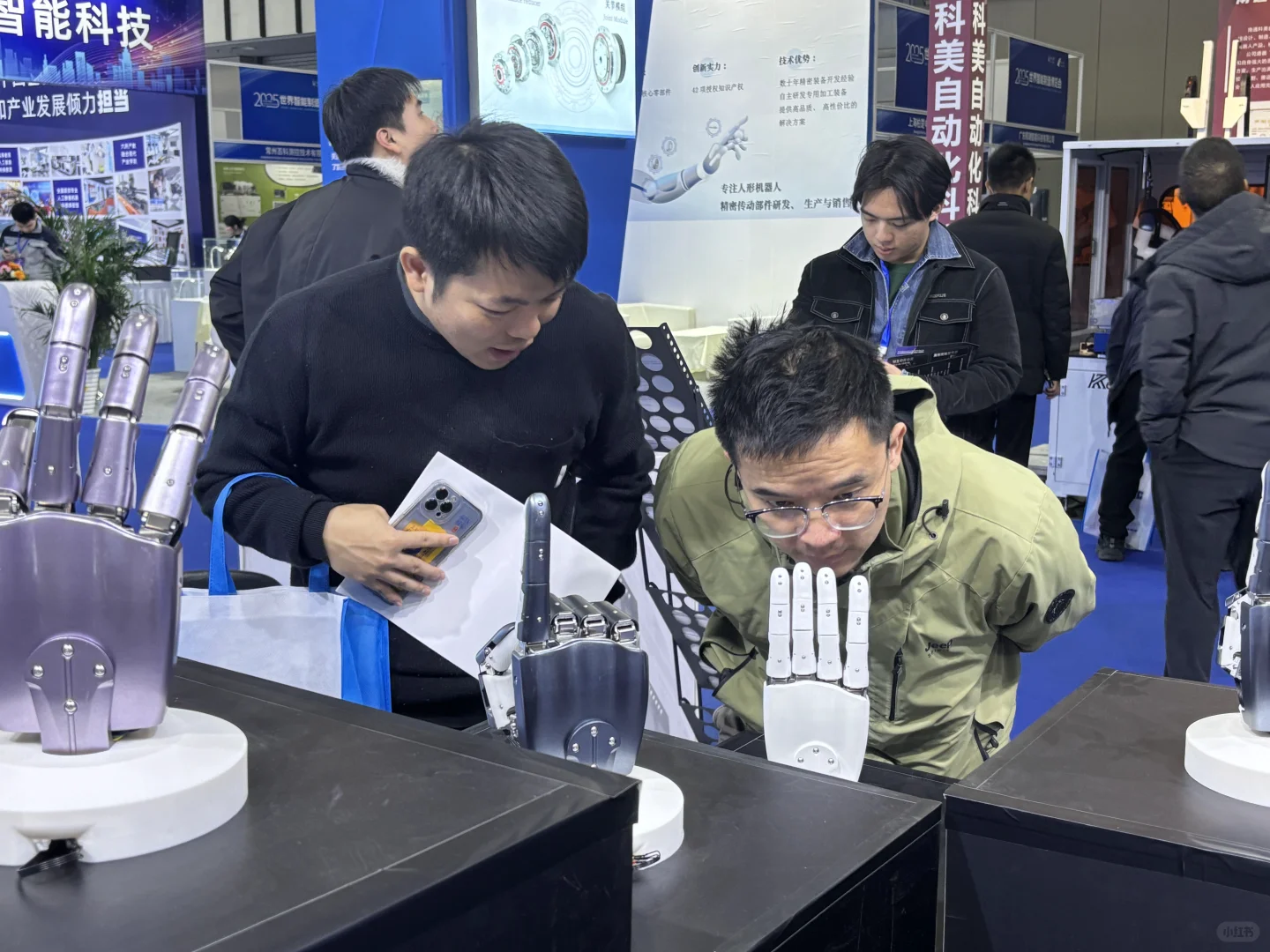智能制造大会里的 “未来手” 也太酷了吧！