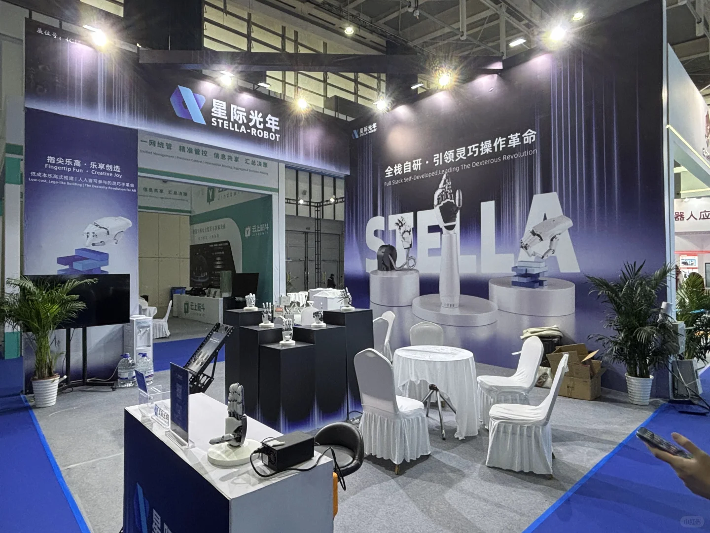 智能制造大会里的 “未来手” 也太酷了吧！