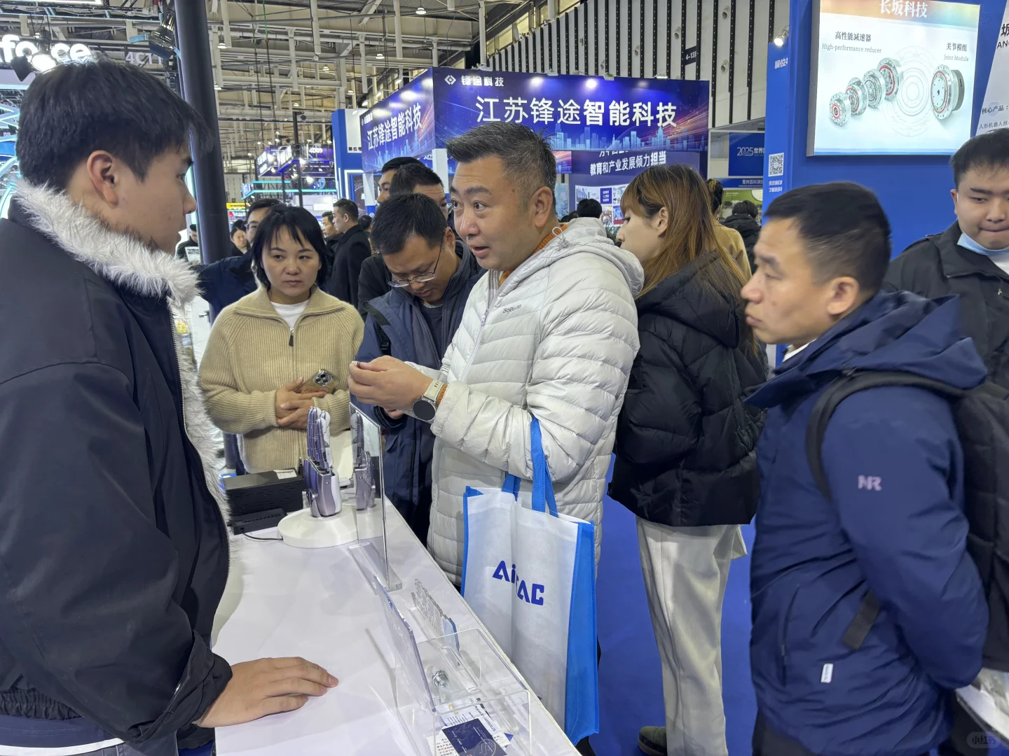 智能制造大会里的 “未来手” 也太酷了吧！