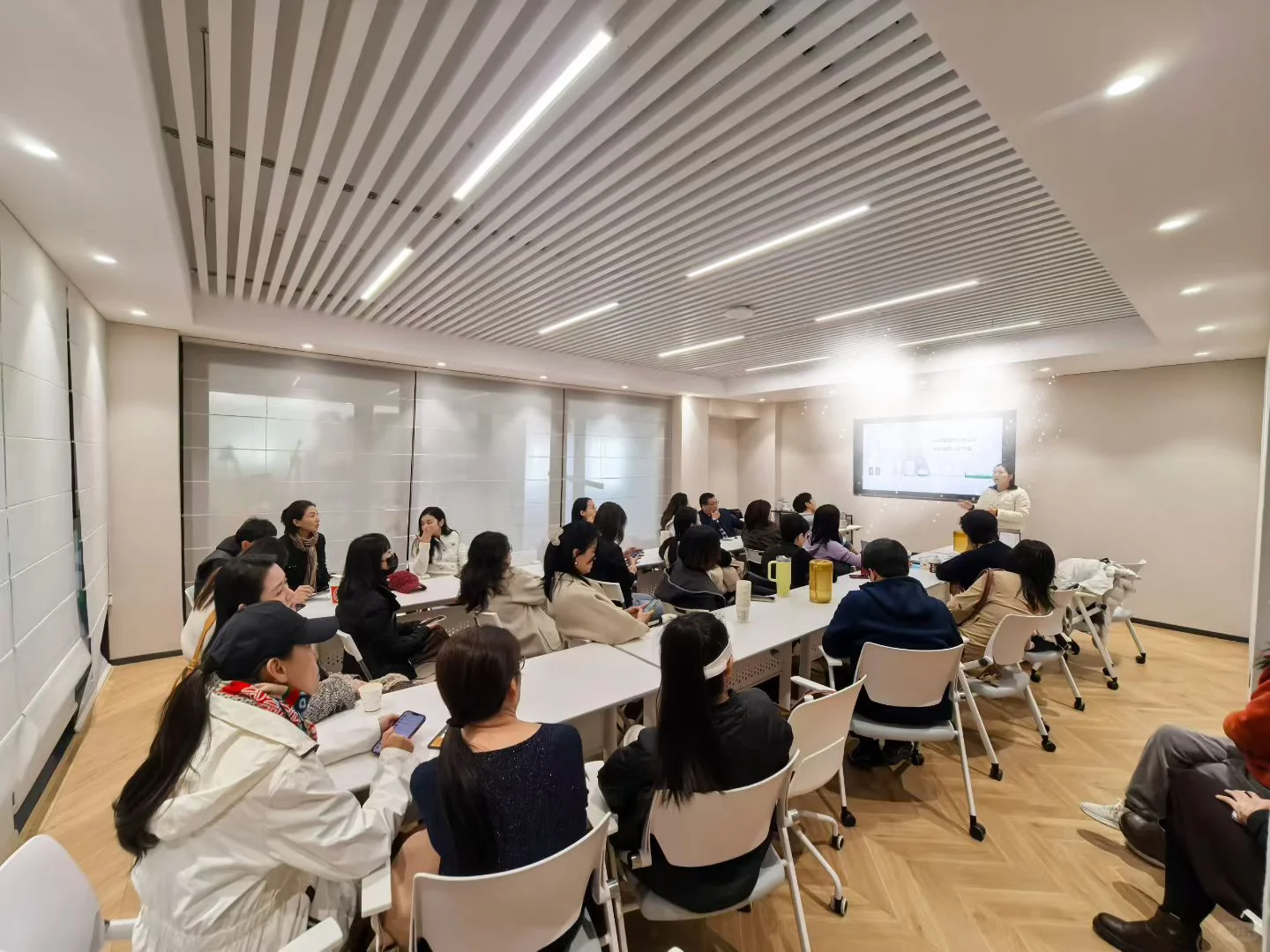 国内卷不动了？那就换个赛道卷老外啊！