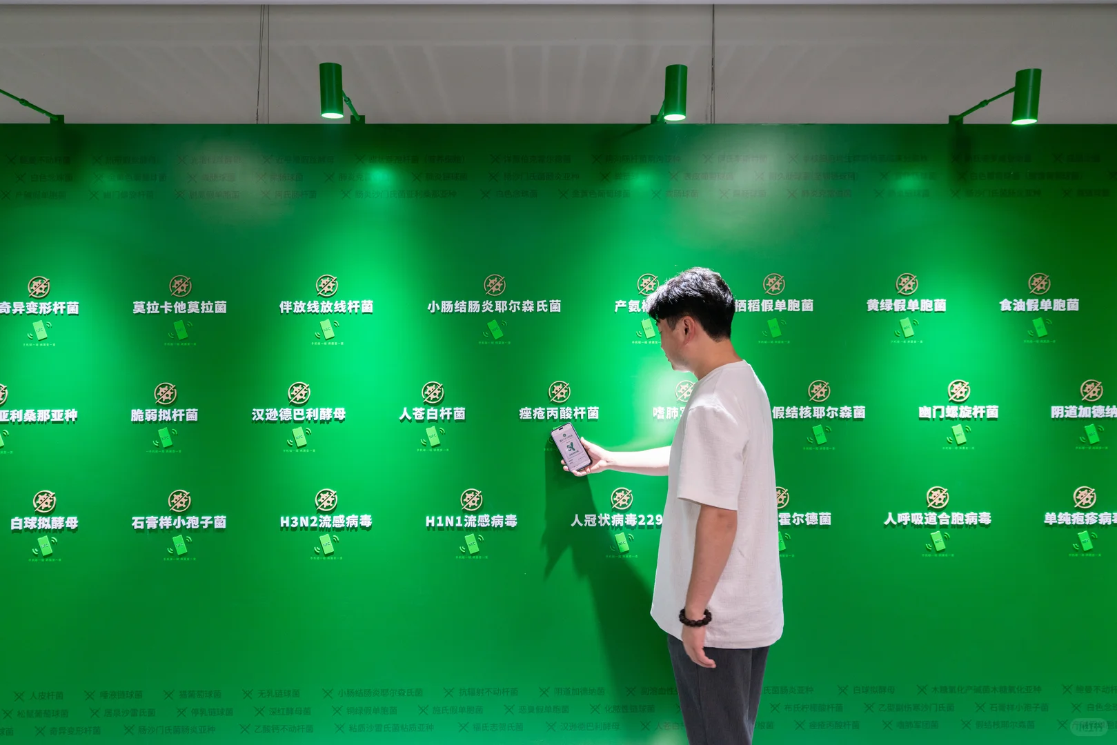 100种细菌惊现地铁站?原来是滴露科普展!