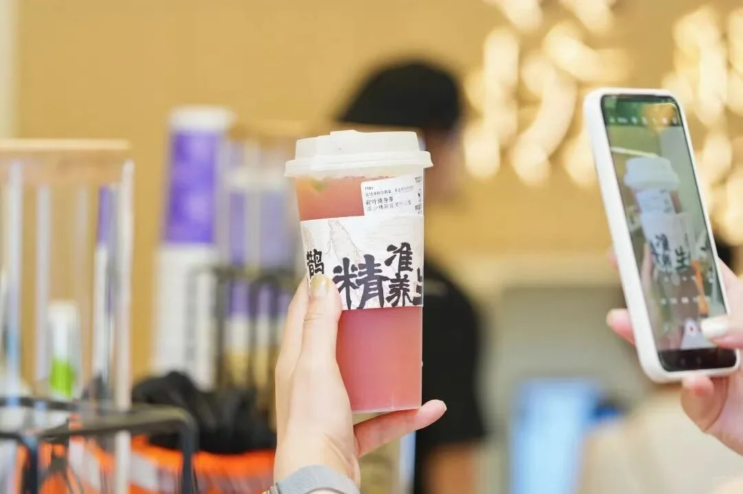 AI养生茶新玩法,首店单日两万杯