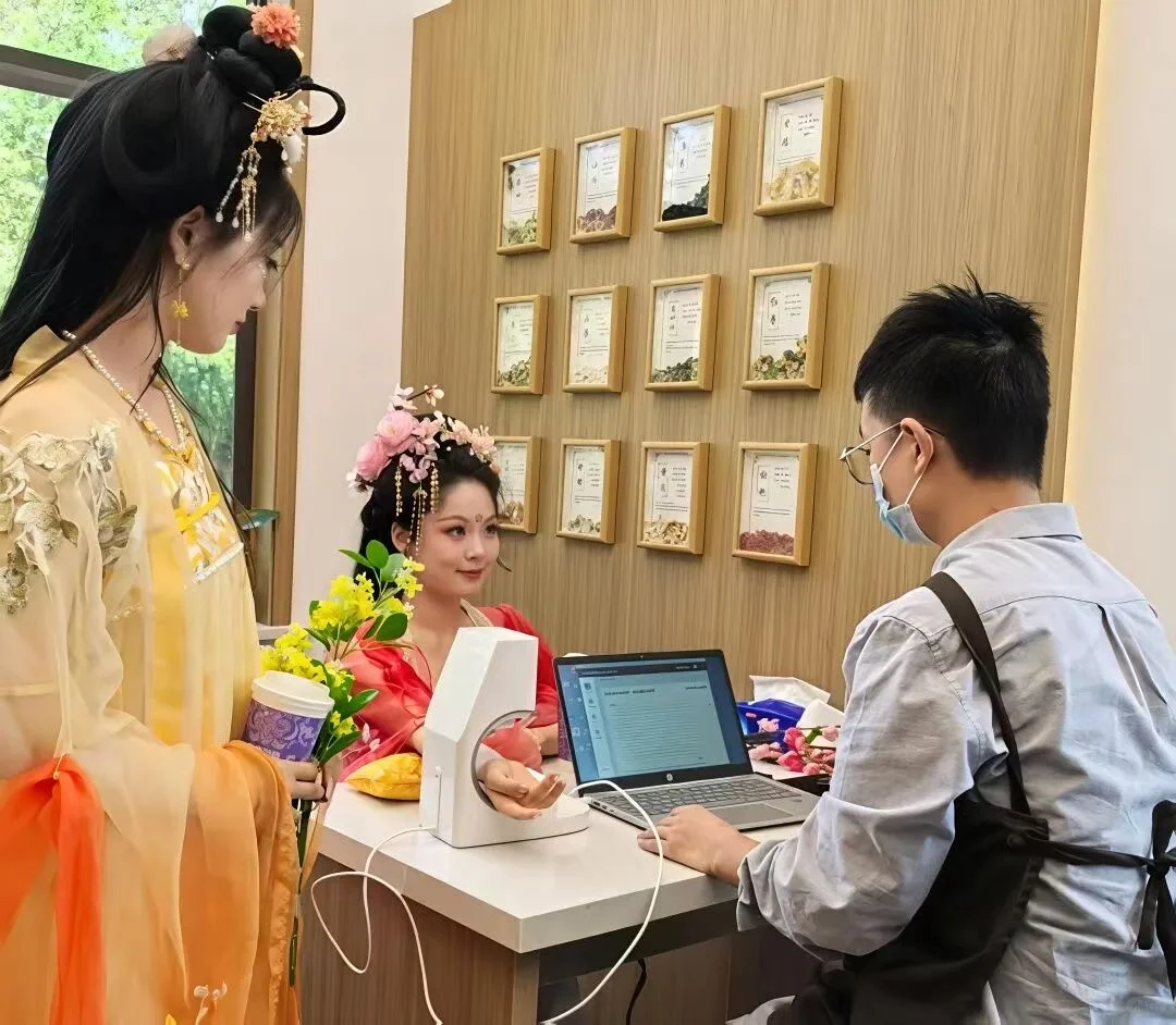 AI养生茶新玩法,首店单日两万杯