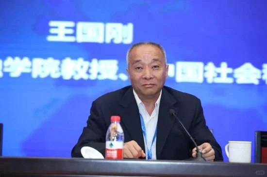 金融专家王国刚出席资本市场论坛