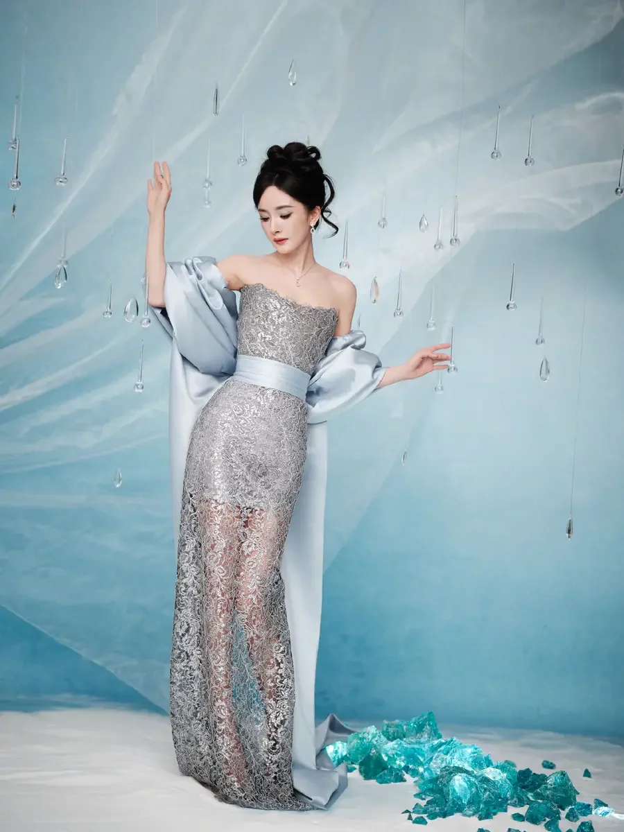 杨幂 镂空抹胸裙路透生图，韵味十足太美了好身材好气质气质女明星 完美身材 神仙颜