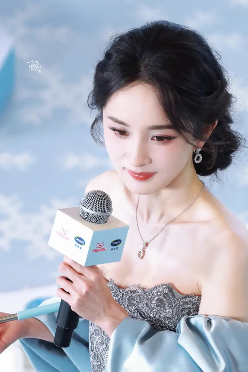 杨幂 镂空抹胸裙路透生图，韵味十足太美了好身材好气质气质女明星 完美身材 神仙颜