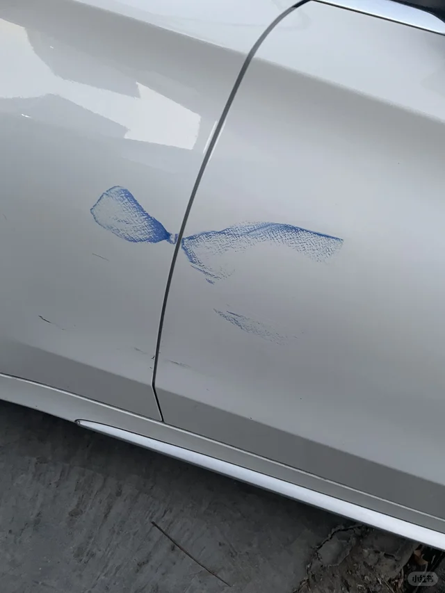 早上发现车上被弄的这是啥啊？