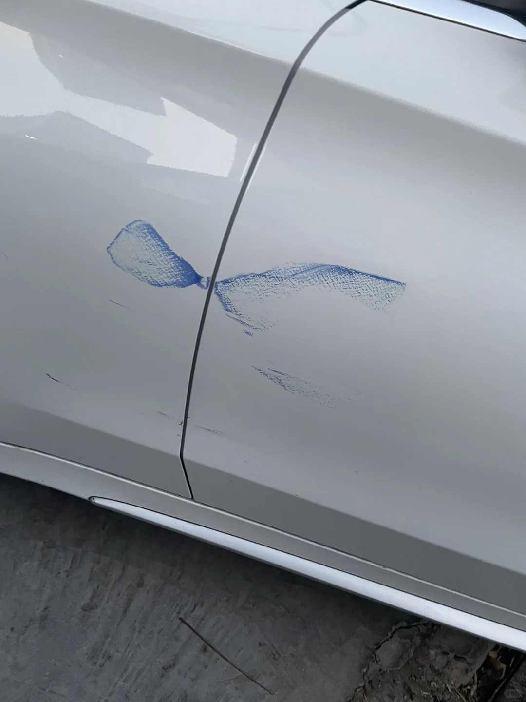 早上发现车上被弄的这是啥啊？