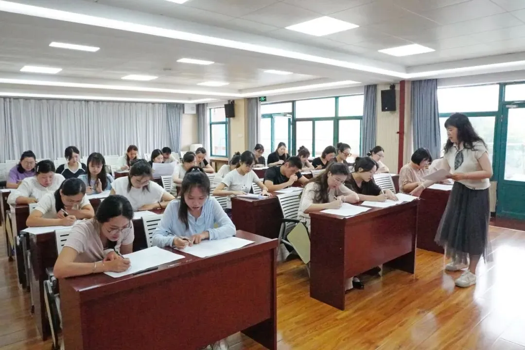 开学即“赶考”,公幼教师用一张试卷“收心归位” ——公园巷幼儿园2026年秋季教师基本功理论测试侧记-第13张图片-四季读书网