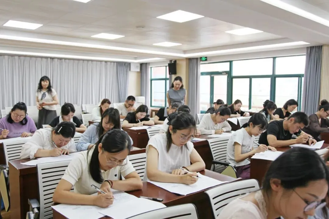 开学即“赶考”,公幼教师用一张试卷“收心归位” ——公园巷幼儿园2026年秋季教师基本功理论测试侧记-第21张图片-四季读书网