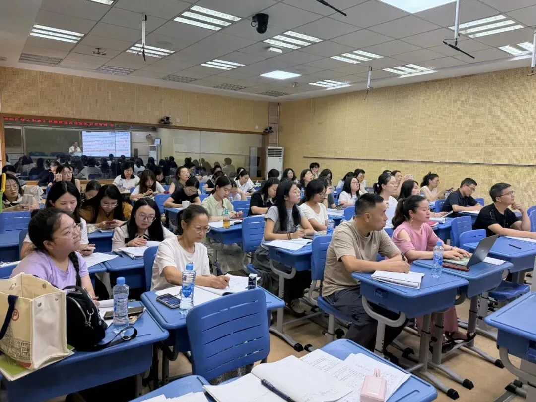以研赋能明导向,深耕备考促提质——“新中考新教材新教法”路桥区语文教研大会暨梁玲飞名师工作室送教活动-第12张图片-四季读书网 以研赋能明导向,深耕备考促提质——“新中考新教材新教法”路桥区语文教研大会暨梁玲飞名师工作室送教活动-第12张图片-四季读书网