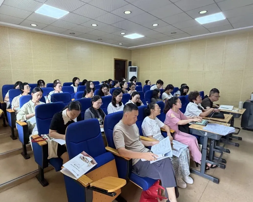 以研赋能明导向,深耕备考促提质——“新中考新教材新教法”路桥区语文教研大会暨梁玲飞名师工作室送教活动-第15张图片-四季读书网 以研赋能明导向,深耕备考促提质——“新中考新教材新教法”路桥区语文教研大会暨梁玲飞名师工作室送教活动-第15张图片-四季读书网
