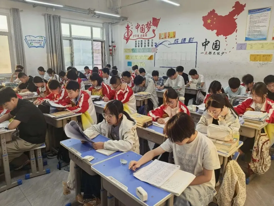 晨光映书香,早读正当时|成功中考二校学子不负晨光,笃学奋进-第2张图片-四季读书网 晨光映书香,早读正当时|成功中考二校学子不负晨光,笃学奋进-第2张图片-四季读书网