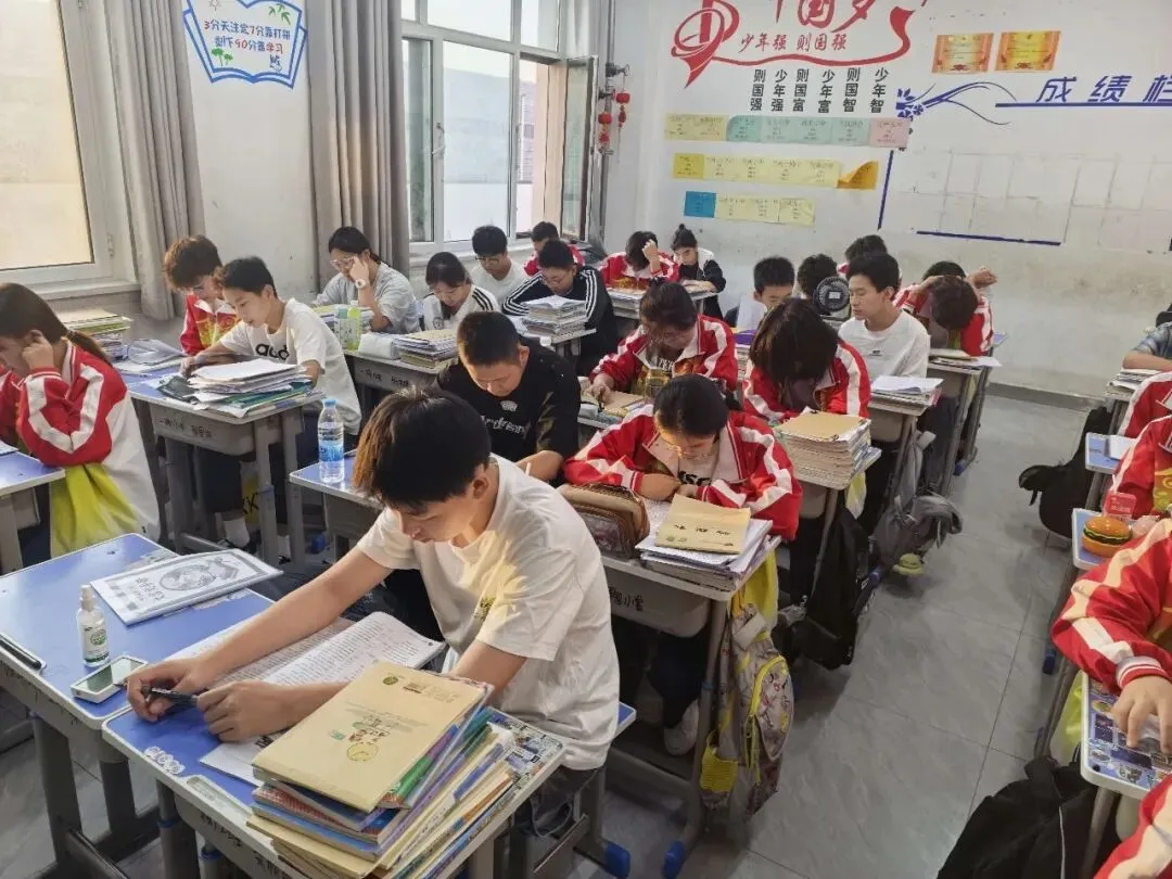 晨光映书香,早读正当时|成功中考二校学子不负晨光,笃学奋进-第3张图片-四季读书网 晨光映书香,早读正当时|成功中考二校学子不负晨光,笃学奋进-第3张图片-四季读书网