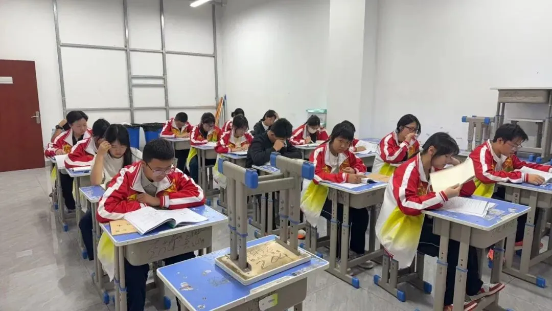 晨光映书香,早读正当时|成功中考二校学子不负晨光,笃学奋进-第7张图片-四季读书网 晨光映书香,早读正当时|成功中考二校学子不负晨光,笃学奋进-第7张图片-四季读书网