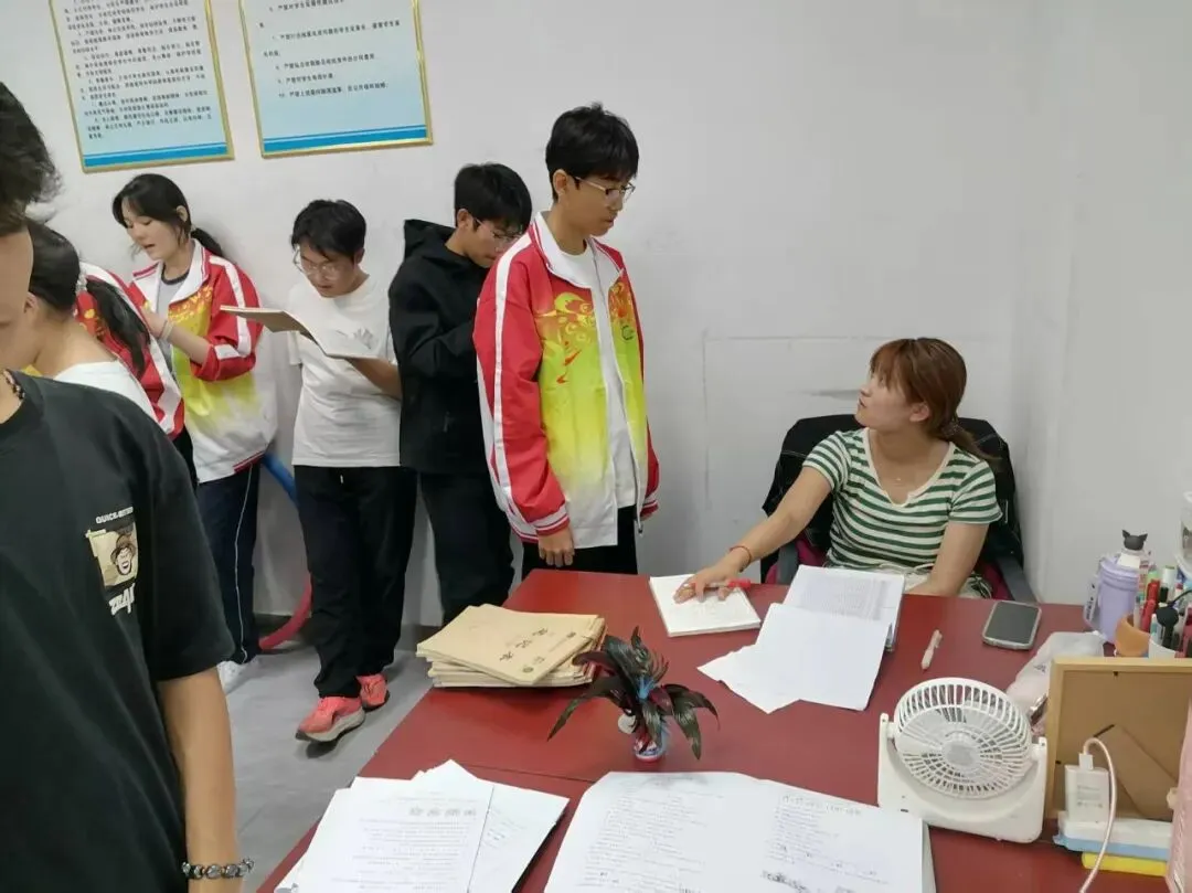 晨光映书香,早读正当时|成功中考二校学子不负晨光,笃学奋进-第9张图片-四季读书网 晨光映书香,早读正当时|成功中考二校学子不负晨光,笃学奋进-第9张图片-四季读书网