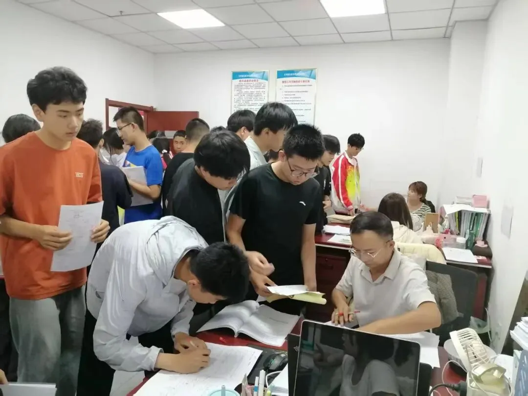 晨光映书香,早读正当时|成功中考二校学子不负晨光,笃学奋进-第10张图片-四季读书网 晨光映书香,早读正当时|成功中考二校学子不负晨光,笃学奋进-第10张图片-四季读书网