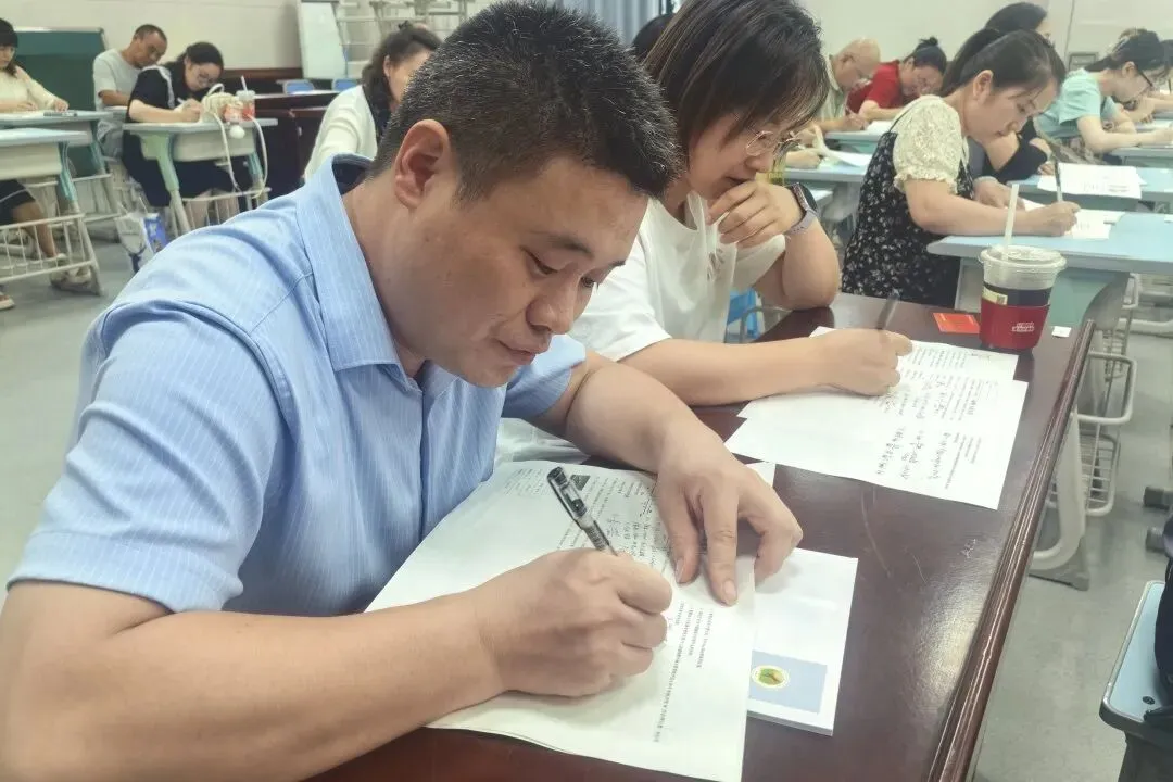 以考促研·以练赋能|涪陵九中开展教师中考真题解题实战演练-第24张图片-四季读书网 以考促研·以练赋能|涪陵九中开展教师中考真题解题实战演练-第24张图片-四季读书网