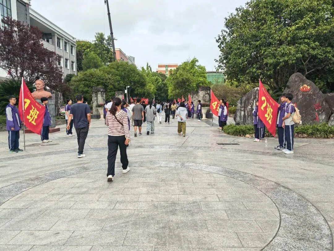 “家” 筑后盾,“育” 战中考——大足中学初2027届家长会圆满举行-第3张图片-四季读书网 “家” 筑后盾,“育” 战中考——大足中学初2027届家长会圆满举行-第3张图片-四季读书网
