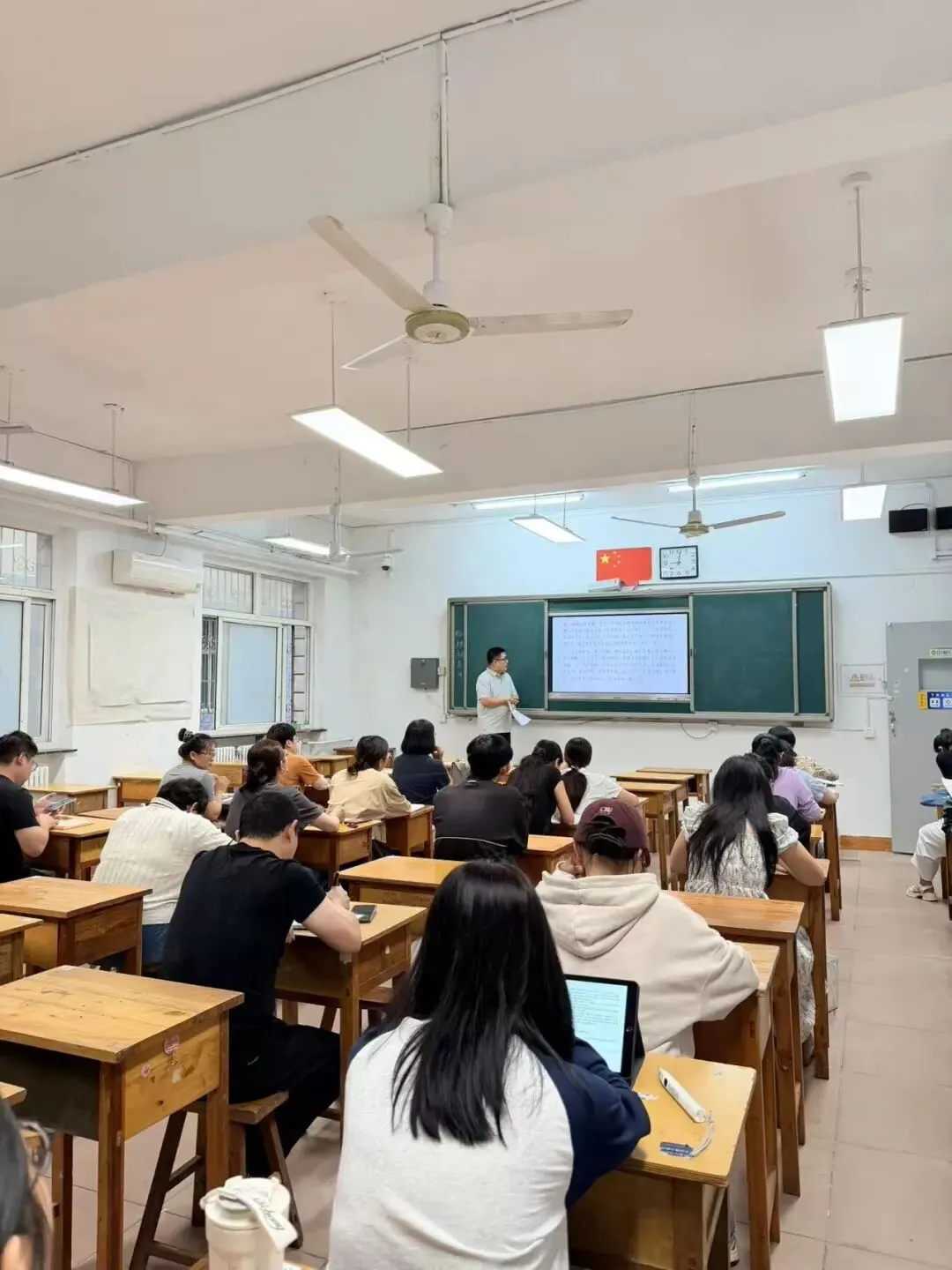 研析真题明方向 深耕教材促备考——河北易县中学开展高考真题说题教研-第4张图片-四季读书网 研析真题明方向 深耕教材促备考——河北易县中学开展高考真题说题教研-第4张图片-四季读书网