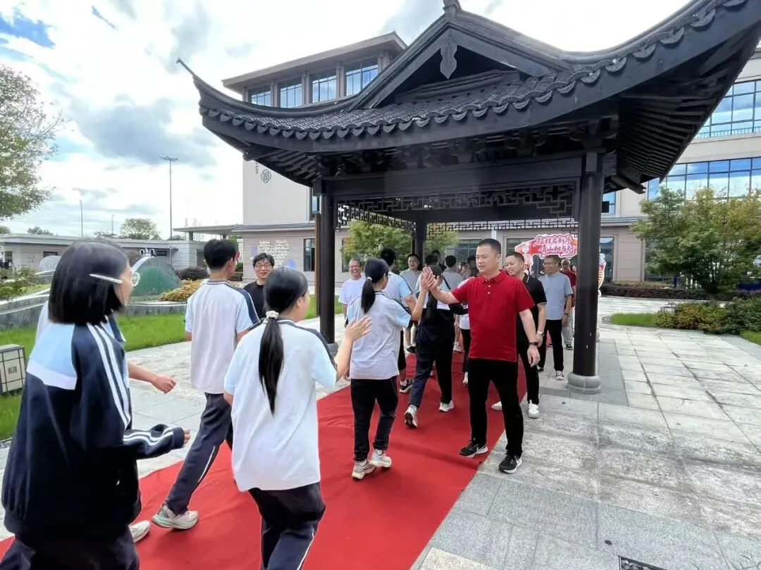 【多彩海初】砺剑初三启新程 聚力奋进迎中考——海昌初中举行“入初三”启动仪式-第31张图片-四季读书网 【多彩海初】砺剑初三启新程 聚力奋进迎中考——海昌初中举行“入初三”启动仪式-第31张图片-四季读书网