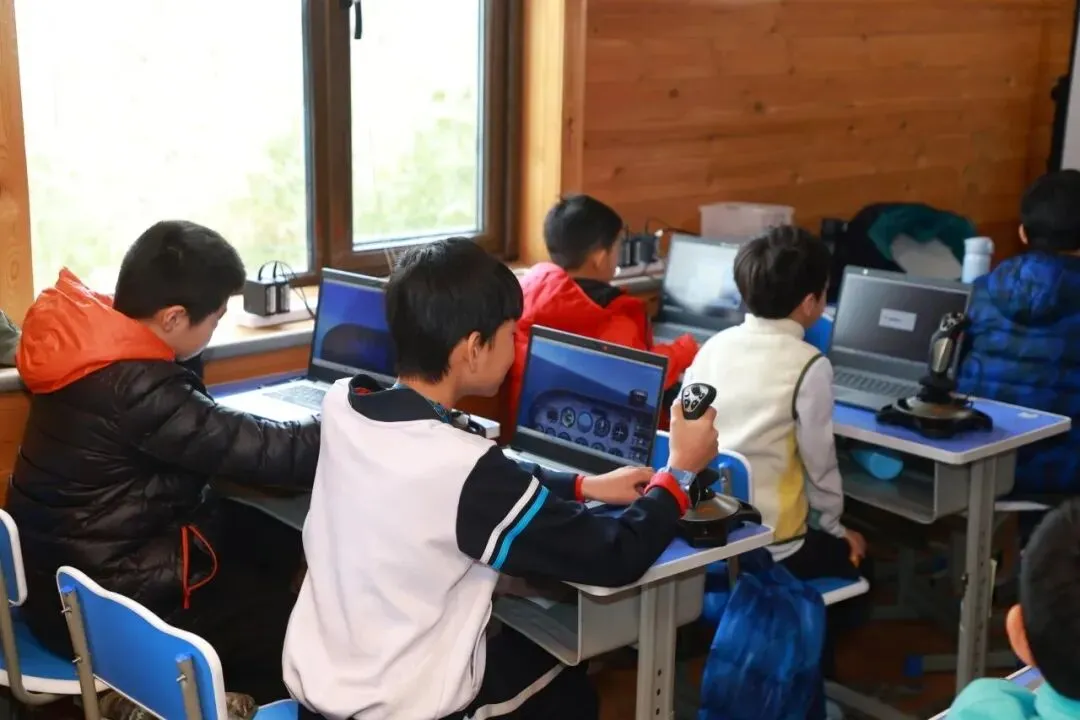 官方认证赋能成长!模拟飞行等级考试助力中小学科创教育新升级!-第6张图片-四季读书网