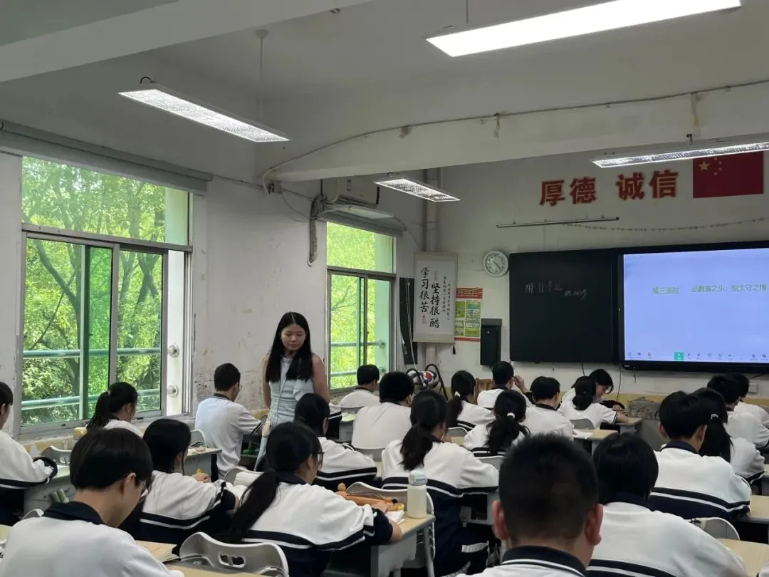 研思点亮初三课堂,笃行实干迎战中考——荷塘区文化路中学开展毕业班“联合大听课”教研活动-第3张图片-四季读书网