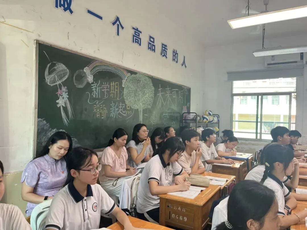 研思点亮初三课堂,笃行实干迎战中考——荷塘区文化路中学开展毕业班“联合大听课”教研活动-第6张图片-四季读书网