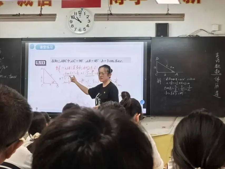 研思点亮初三课堂,笃行实干迎战中考——荷塘区文化路中学开展毕业班“联合大听课”教研活动-第8张图片-四季读书网