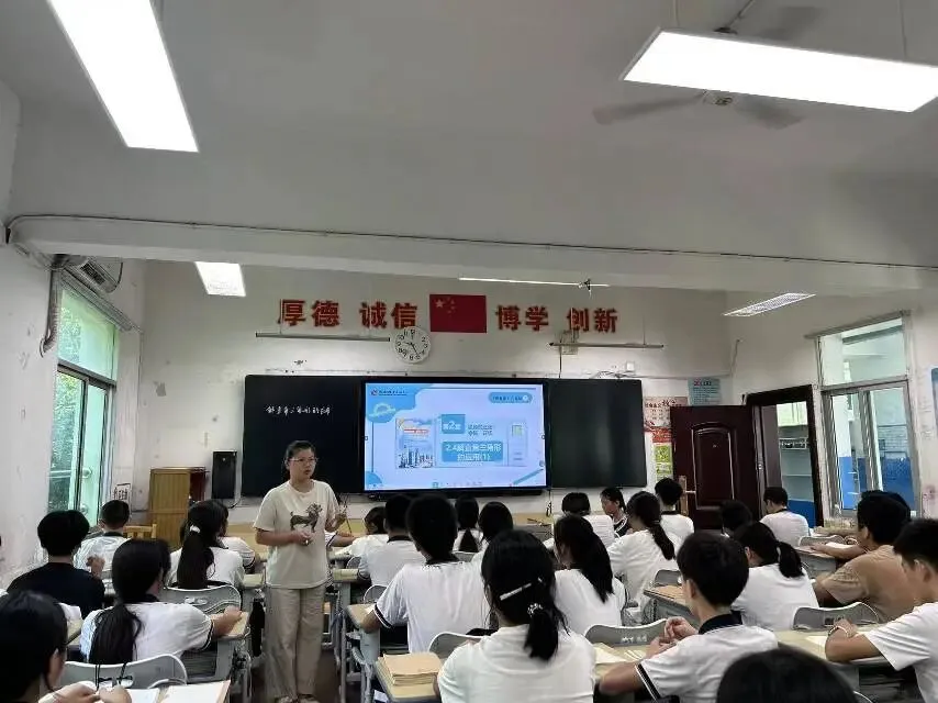 研思点亮初三课堂,笃行实干迎战中考——荷塘区文化路中学开展毕业班“联合大听课”教研活动-第9张图片-四季读书网
