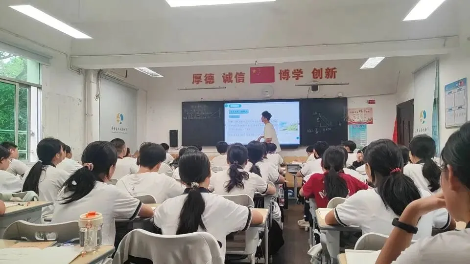 研思点亮初三课堂,笃行实干迎战中考——荷塘区文化路中学开展毕业班“联合大听课”教研活动-第10张图片-四季读书网