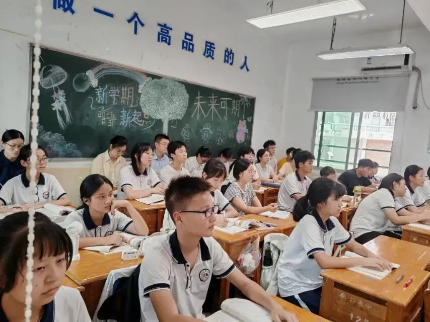 研思点亮初三课堂,笃行实干迎战中考——荷塘区文化路中学开展毕业班“联合大听课”教研活动-第12张图片-四季读书网
