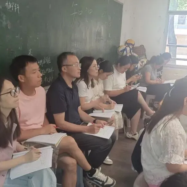 研思点亮初三课堂,笃行实干迎战中考——荷塘区文化路中学开展毕业班“联合大听课”教研活动-第14张图片-四季读书网