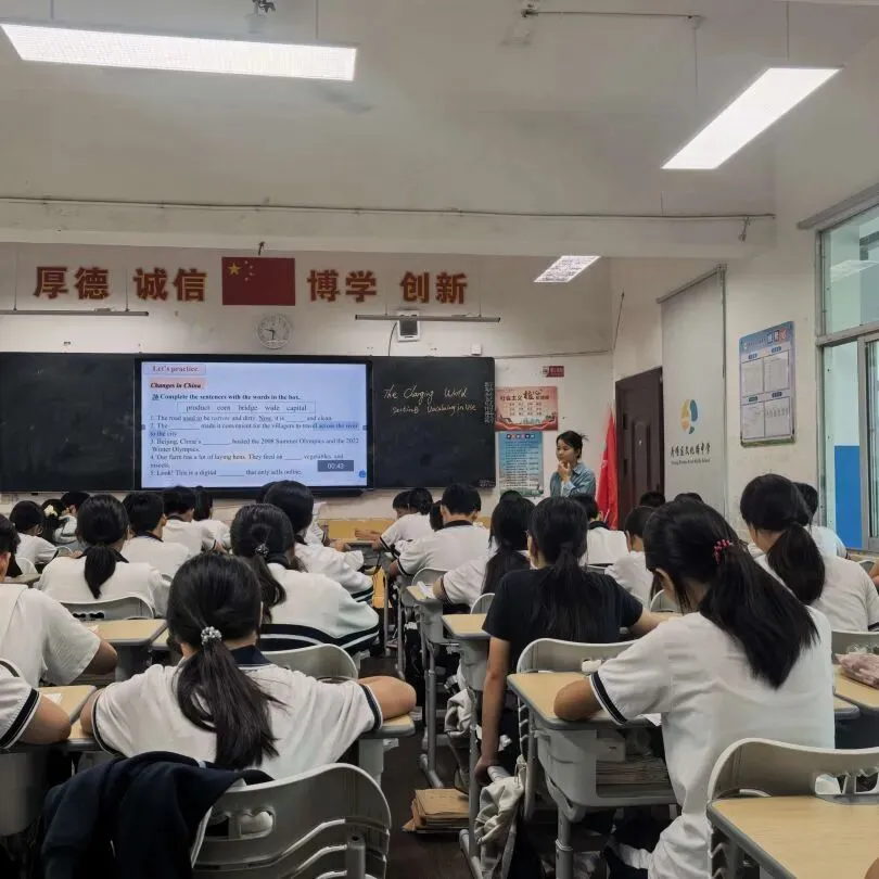 研思点亮初三课堂,笃行实干迎战中考——荷塘区文化路中学开展毕业班“联合大听课”教研活动-第18张图片-四季读书网