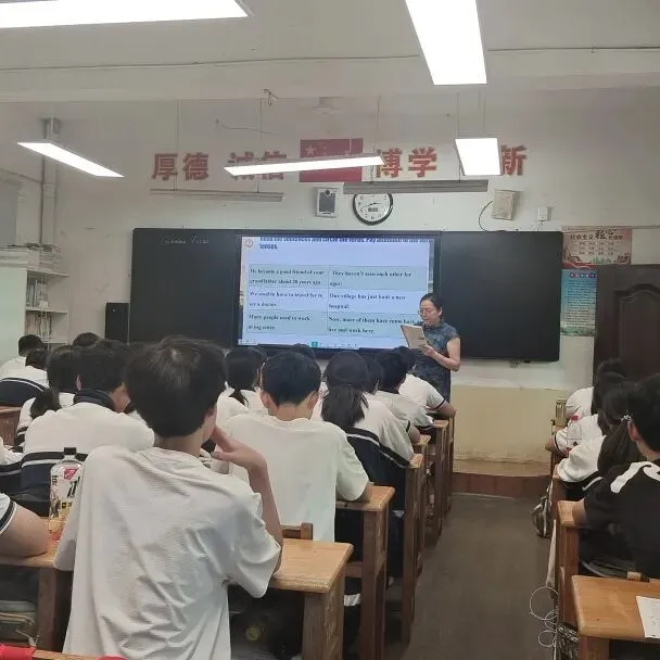 研思点亮初三课堂,笃行实干迎战中考——荷塘区文化路中学开展毕业班“联合大听课”教研活动-第19张图片-四季读书网