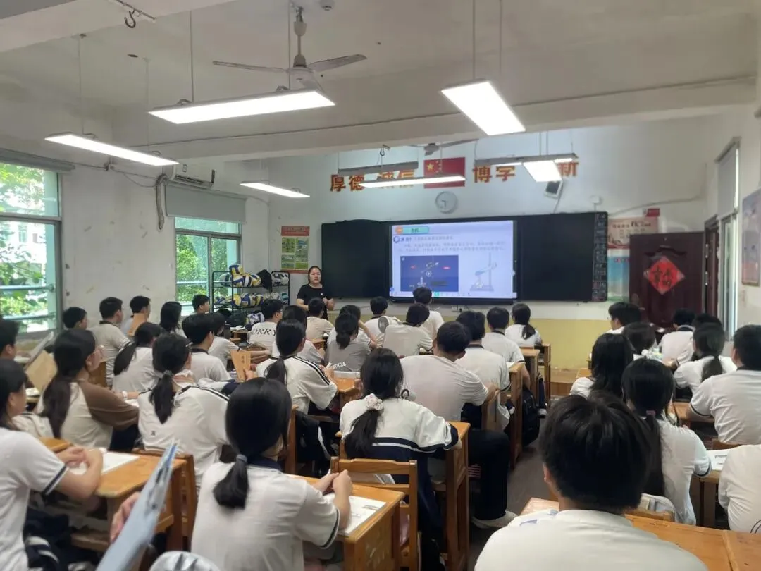 研思点亮初三课堂,笃行实干迎战中考——荷塘区文化路中学开展毕业班“联合大听课”教研活动-第25张图片-四季读书网