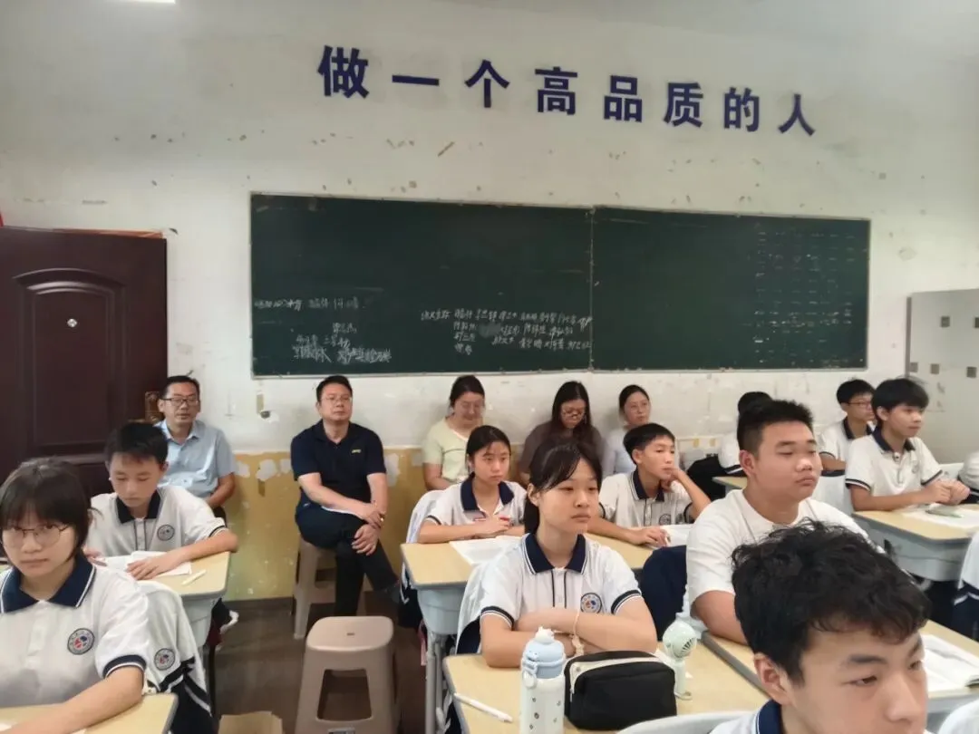 研思点亮初三课堂,笃行实干迎战中考——荷塘区文化路中学开展毕业班“联合大听课”教研活动-第36张图片-四季读书网