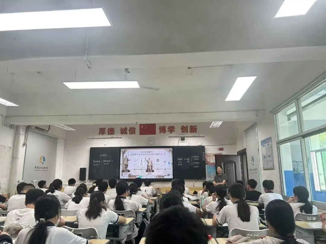 研思点亮初三课堂,笃行实干迎战中考——荷塘区文化路中学开展毕业班“联合大听课”教研活动-第41张图片-四季读书网