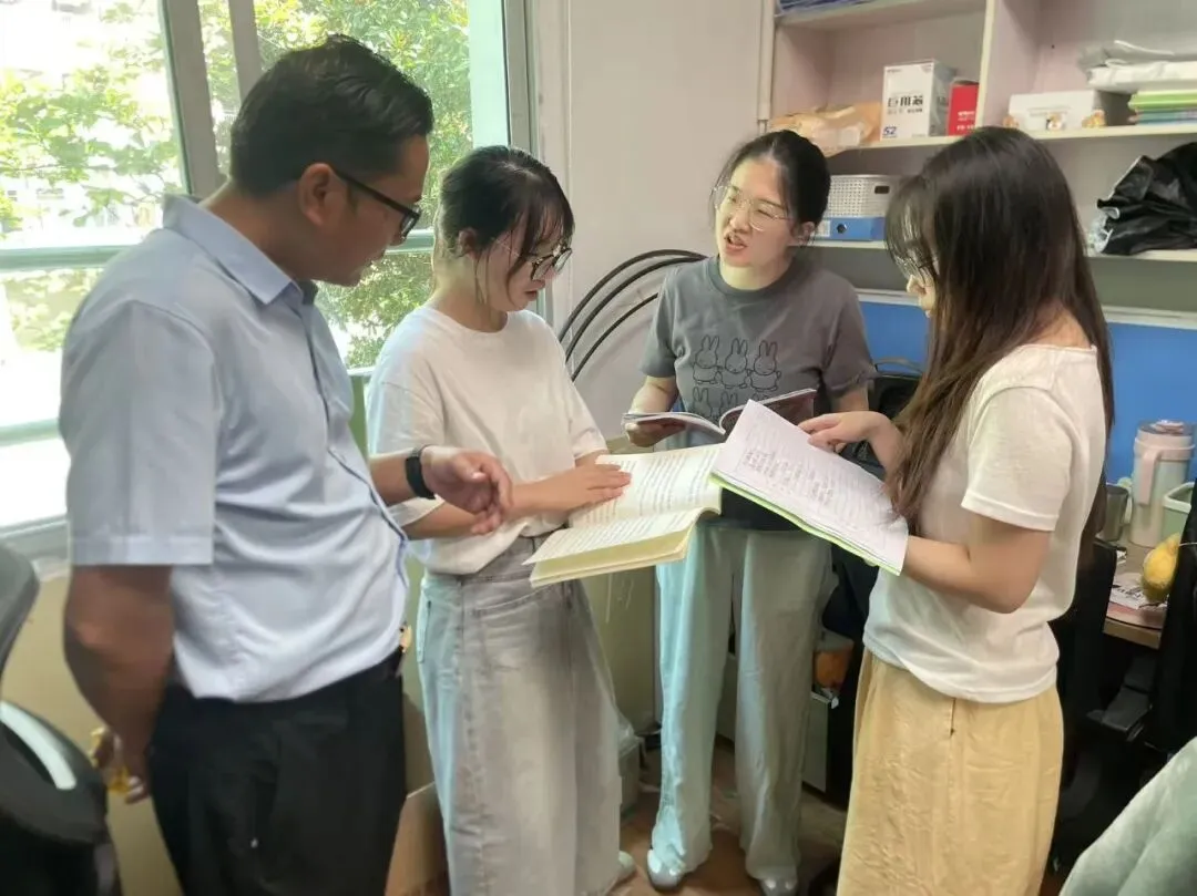研思点亮初三课堂,笃行实干迎战中考——荷塘区文化路中学开展毕业班“联合大听课”教研活动-第42张图片-四季读书网
