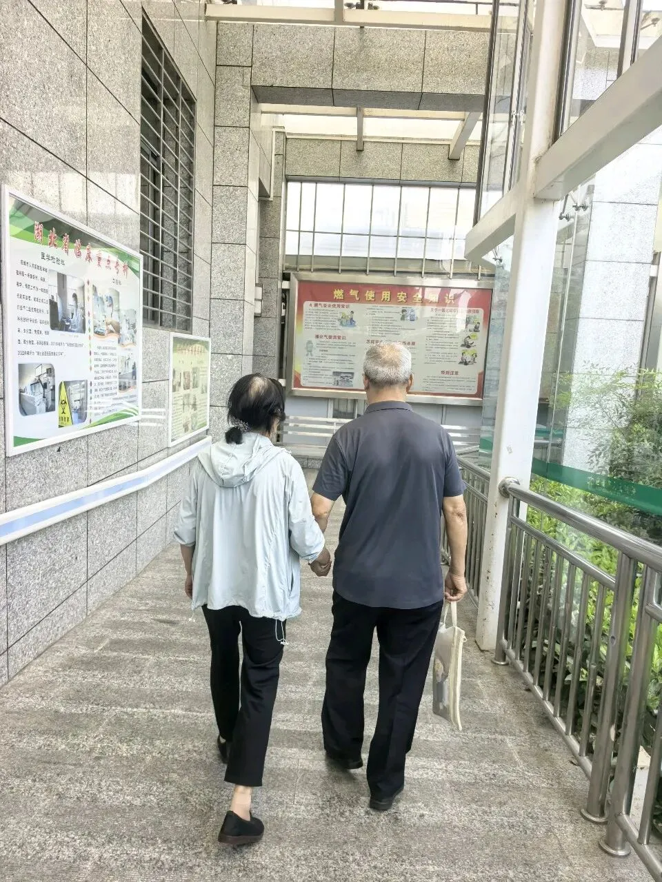 No.407|21年前曾在她家备战中考,再相逢,却是在过道病床上-第3张图片-四季读书网