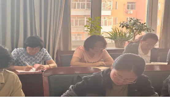 【六中·教学】析试卷、找短板、明方向——赤峰六中召开教研组长、备课组长专题会议,集体教研掀起新学期提质热潮-第18张图片-四季读书网 【六中·教学】析试卷、找短板、明方向——赤峰六中召开教研组长、备课组长专题会议,集体教研掀起新学期提质热潮-第18张图片-四季读书网