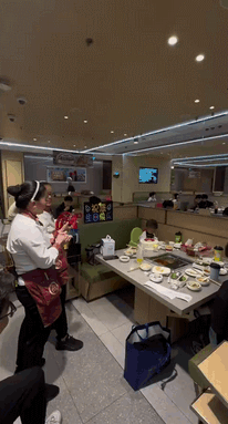 搞笑GIF:别人试卷上都画耐克,你却只给我画特步?-第1张图片-四季读书网