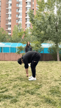 搞笑GIF:别人试卷上都画耐克,你却只给我画特步?-第2张图片-四季读书网