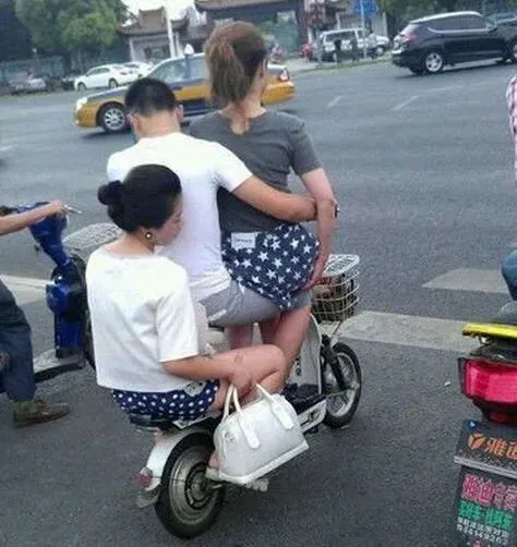 搞笑GIF:别人试卷上都画耐克,你却只给我画特步?-第5张图片-四季读书网