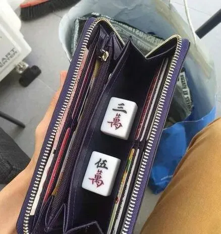搞笑GIF:别人试卷上都画耐克,你却只给我画特步?-第7张图片-四季读书网