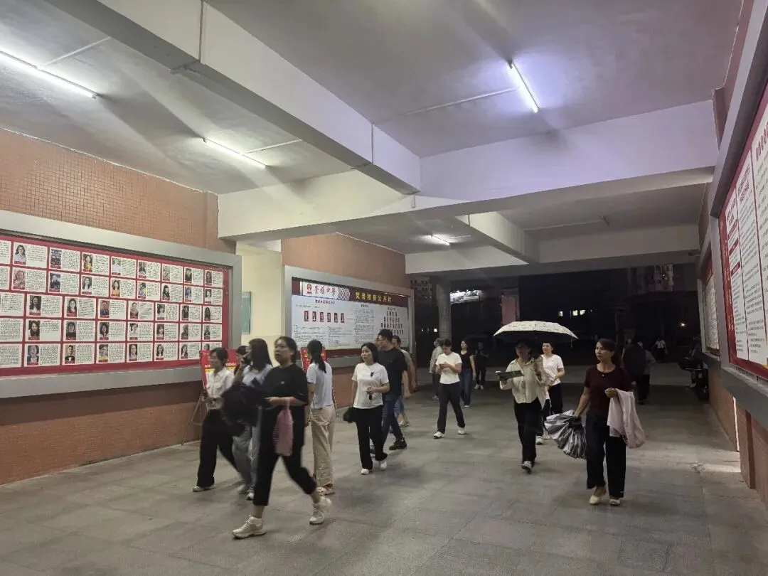 同心同行 决胜中考——崇雅中学召开2027届九年级第一学期家长会-第11张图片-四季读书网 同心同行 决胜中考——崇雅中学召开2027届九年级第一学期家长会-第11张图片-四季读书网
