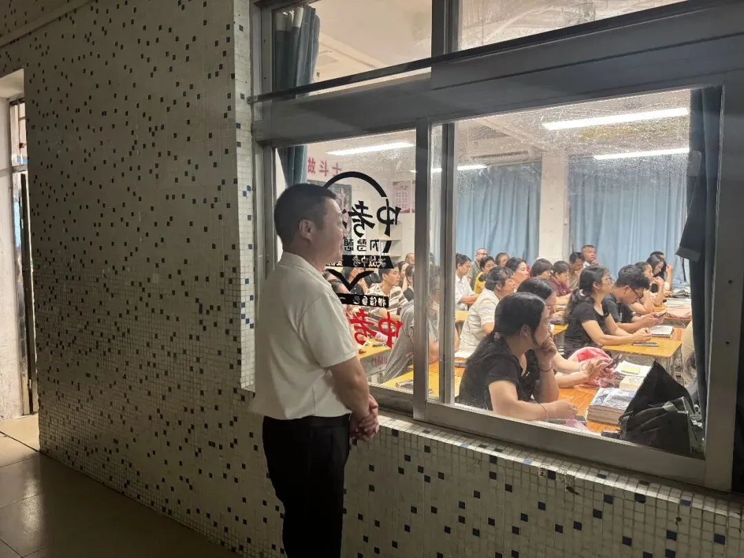同心同行 决胜中考——崇雅中学召开2027届九年级第一学期家长会-第20张图片-四季读书网 同心同行 决胜中考——崇雅中学召开2027届九年级第一学期家长会-第20张图片-四季读书网