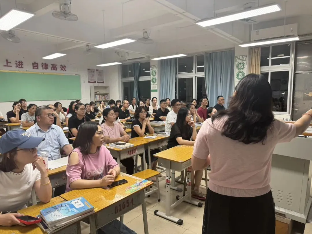 同心同行 决胜中考——崇雅中学召开2027届九年级第一学期家长会-第25张图片-四季读书网 同心同行 决胜中考——崇雅中学召开2027届九年级第一学期家长会-第25张图片-四季读书网