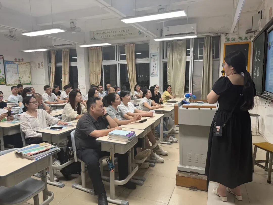 同心同行 决胜中考——崇雅中学召开2027届九年级第一学期家长会-第28张图片-四季读书网 同心同行 决胜中考——崇雅中学召开2027届九年级第一学期家长会-第28张图片-四季读书网